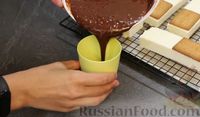 Фото приготовления рецепта: Мороженое "Максимус" из сливок и сгущёнки (с печеньем и шоколадной глазурью) - шаг №12