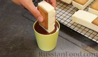 Фото приготовления рецепта: Мороженое "Максимус" из сливок и сгущёнки (с печеньем и шоколадной глазурью) - шаг №13
