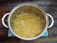 Фото приготовления рецепта: Пшенный суп с яичной паутинкой - шаг №4