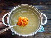 Фото приготовления рецепта: Пшенный суп с яичной паутинкой - шаг №7