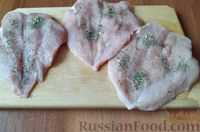 Фото приготовления рецепта: Куриное филе, запечённое с помидорами и моцареллой - шаг №3