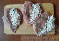 Фото приготовления рецепта: Куриное филе, запечённое с помидорами и моцареллой - шаг №5