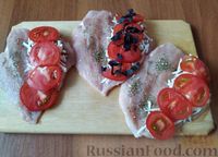 Фото приготовления рецепта: Куриное филе, запечённое с помидорами и моцареллой - шаг №6