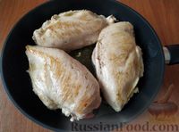 Фото приготовления рецепта: Куриное филе, запечённое с помидорами и моцареллой - шаг №8