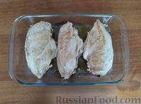 Фото приготовления рецепта: Куриное филе, запечённое с помидорами и моцареллой - шаг №9