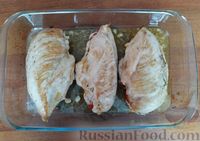 Фото приготовления рецепта: Куриное филе, запечённое с помидорами и моцареллой - шаг №10