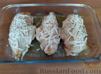 Фото приготовления рецепта: Куриное филе, запечённое с помидорами и моцареллой - шаг №11