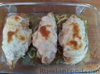 Фото приготовления рецепта: Куриное филе, запечённое с помидорами и моцареллой - шаг №12