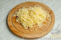 Фото приготовления рецепта: Яичный рулет с кабачками, сыром и болгарским перцем - шаг №7