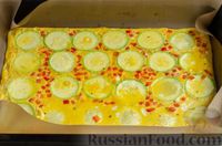 Фото приготовления рецепта: Яичный рулет с кабачками, сыром и болгарским перцем - шаг №8