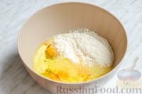 Фото приготовления рецепта: Заливной пирог на оливковом масле, с сыром, колбасой и помидорами - шаг №4