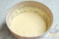 Фото приготовления рецепта: Заливной пирог на оливковом масле, с сыром, колбасой и помидорами - шаг №7