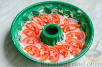 Фото приготовления рецепта: Заливной пирог на оливковом масле, с сыром, колбасой и помидорами - шаг №13