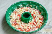 Фото приготовления рецепта: Заливной пирог на оливковом масле, с сыром, колбасой и помидорами - шаг №14