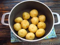 Фото приготовления рецепта: Молодая картошка в манной панировке (в духовке) - шаг №4