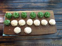 Фото приготовления рецепта: Острые творожные шарики с чесноком, зеленью и кунжутом - шаг №7