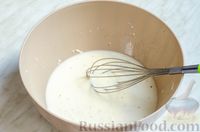 Фото приготовления рецепта: Закусочные сырные кексы с ветчиной и перепелиными яйцами - шаг №4