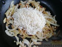 Фото приготовления рецепта: Запеканка из кабачков с рисом и сыром (без муки) - шаг №4