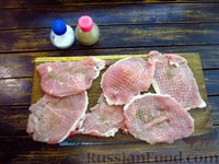 Фото приготовления рецепта: Свиные отбивные, жаренные в картофельном кляре - шаг №11