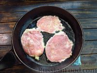 Фото приготовления рецепта: Свиные отбивные, жаренные в картофельном кляре - шаг №13