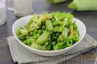 Фото к рецепту: Салат с жареными кабачками, зелёным горошком и зеленью