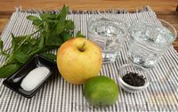 Фото приготовления рецепта: Холодный чай с яблоком, лаймом и мятой - шаг №1