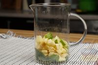 Фото приготовления рецепта: Холодный чай с яблоком, лаймом и мятой - шаг №4