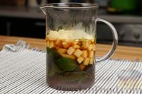 Фото приготовления рецепта: Холодный чай с яблоком, лаймом и мятой - шаг №5