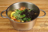 Фото приготовления рецепта: Холодный чай с персиком и базиликом - шаг №4
