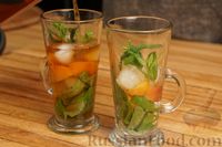 Фото приготовления рецепта: Холодный чай с персиком и базиликом - шаг №8