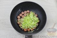 Фото приготовления рецепта: Омлет с кабачком, копчёными сосисками и помидором - шаг №6