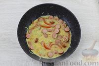 Фото приготовления рецепта: Омлет с кабачком, копчёными сосисками и помидором - шаг №8