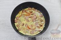 Фото приготовления рецепта: Омлет с кабачком, копчёными сосисками и помидором - шаг №9