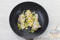 Фото приготовления рецепта: Куриные ножки, тушенные с картошкой, кабачками и сметаной - шаг №4