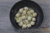 Фото приготовления рецепта: Кабачки, тушенные с тефтелями, сладким перцем и помидорами - шаг №6
