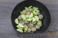 Фото приготовления рецепта: Кабачки, тушенные с тефтелями, сладким перцем и помидорами - шаг №7