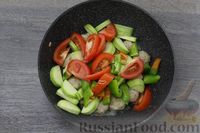 Фото приготовления рецепта: Кабачки, тушенные с тефтелями, сладким перцем и помидорами - шаг №9