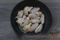 Фото приготовления рецепта: Жареные куриные крылышки в соево-томатном соусе - шаг №3