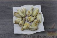 Фото приготовления рецепта: Жареные куриные крылышки в соево-томатном соусе - шаг №7