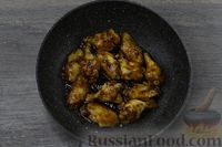 Фото приготовления рецепта: Жареные куриные крылышки в соево-томатном соусе - шаг №11