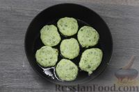 Фото приготовления рецепта: Оладьи из кабачков на кефире, с зеленью - шаг №9