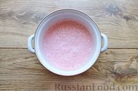 Фото приготовления рецепта: Молочный коктейль с клубникой и мороженым - шаг №5
