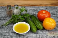 Фото приготовления рецепта: Салат из помидоров и огурцов с соусом айоли - шаг №1