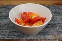 Фото приготовления рецепта: Салат из помидоров и огурцов с соусом айоли - шаг №2
