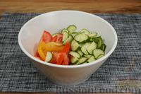 Фото приготовления рецепта: Салат из помидоров и огурцов с соусом айоли - шаг №4