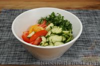 Фото приготовления рецепта: Салат из помидоров и огурцов с соусом айоли - шаг №5