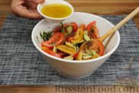 Фото приготовления рецепта: Салат из помидоров и огурцов с соусом айоли - шаг №6