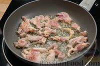 Фото приготовления рецепта: Рис с курицей, грибами и сливками (на сковороде) - шаг №6