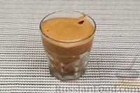 Фото приготовления рецепта: Классический кофе фраппе (из растворимого кофе) - шаг №7