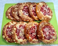 Фото приготовления рецепта: Булочки с ягодами и штрейзелем - шаг №11